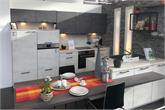 Ausstellungsküche von Nobilia in Inselform mit Küchenzeile