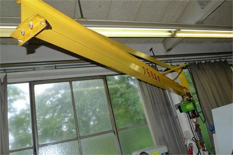 Wall-mounted slewing jib crane