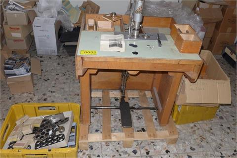 Knopfnähmaschine ASTOR 6 mit Arbeitstisch
