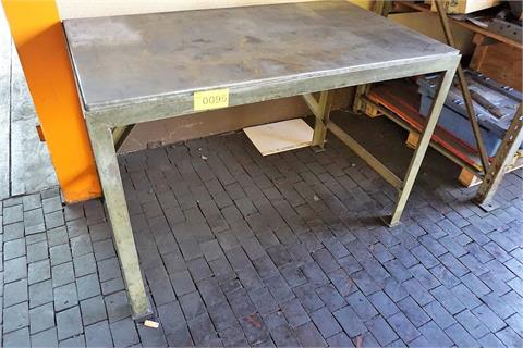 Arbeitstisch mit dicker Stahlplatte