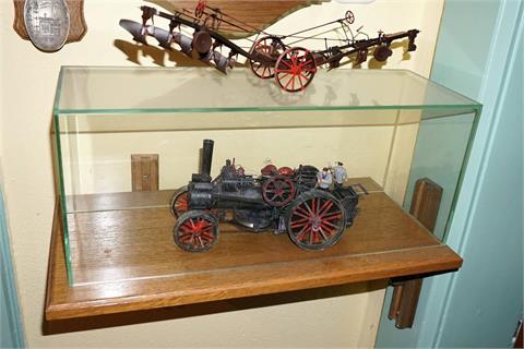 Antike Zugmaschine / Traktor mit Pflug