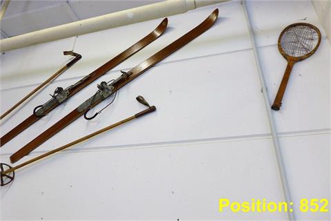Collage bestehend aus 1 Paar Holz SKi mit Stöcken und einem alten Tennisschläger