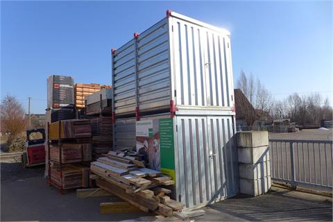 Baustellencontainer (oberer Container an der Mauer zum Nachbargrundstück)