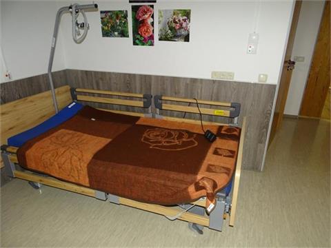Pflegebett mit Matratze, elektrisch höhenverstellbar, 1 Nachttische