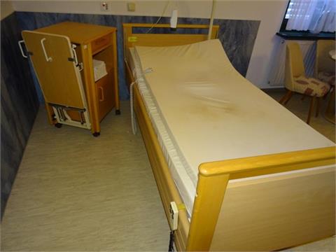 Pflegebetten mit Matratze, elektrisch höhenverstellbar, 2 Nachttische