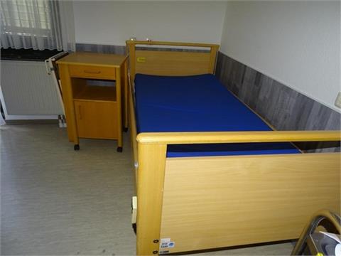 Pflegebetten mit Matratze, elektrisch höhenverstellbar, 2 Nachttische