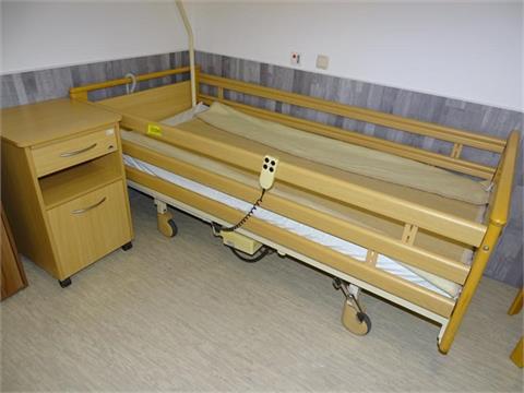 Pflegebett mit Matratze, elektrisch höhenverstellbar, 1 Nachttisch