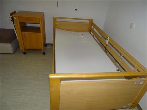 Pflegebett mit Matratze, elektrisch höhenverstellbar, 1 Nachttisch
